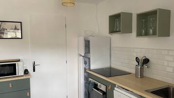 JÀÀkaappi, mikroaaltouuni, uuni, liesi