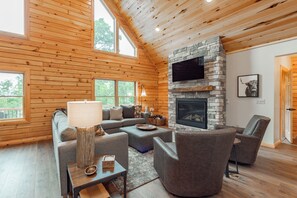 Smart TV, caminetto, lettore DVD