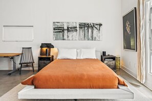 1 bedroom, desk, WiFi, bed sheets - Large artist's loft, 2 blocks from beach (Santa Monica)