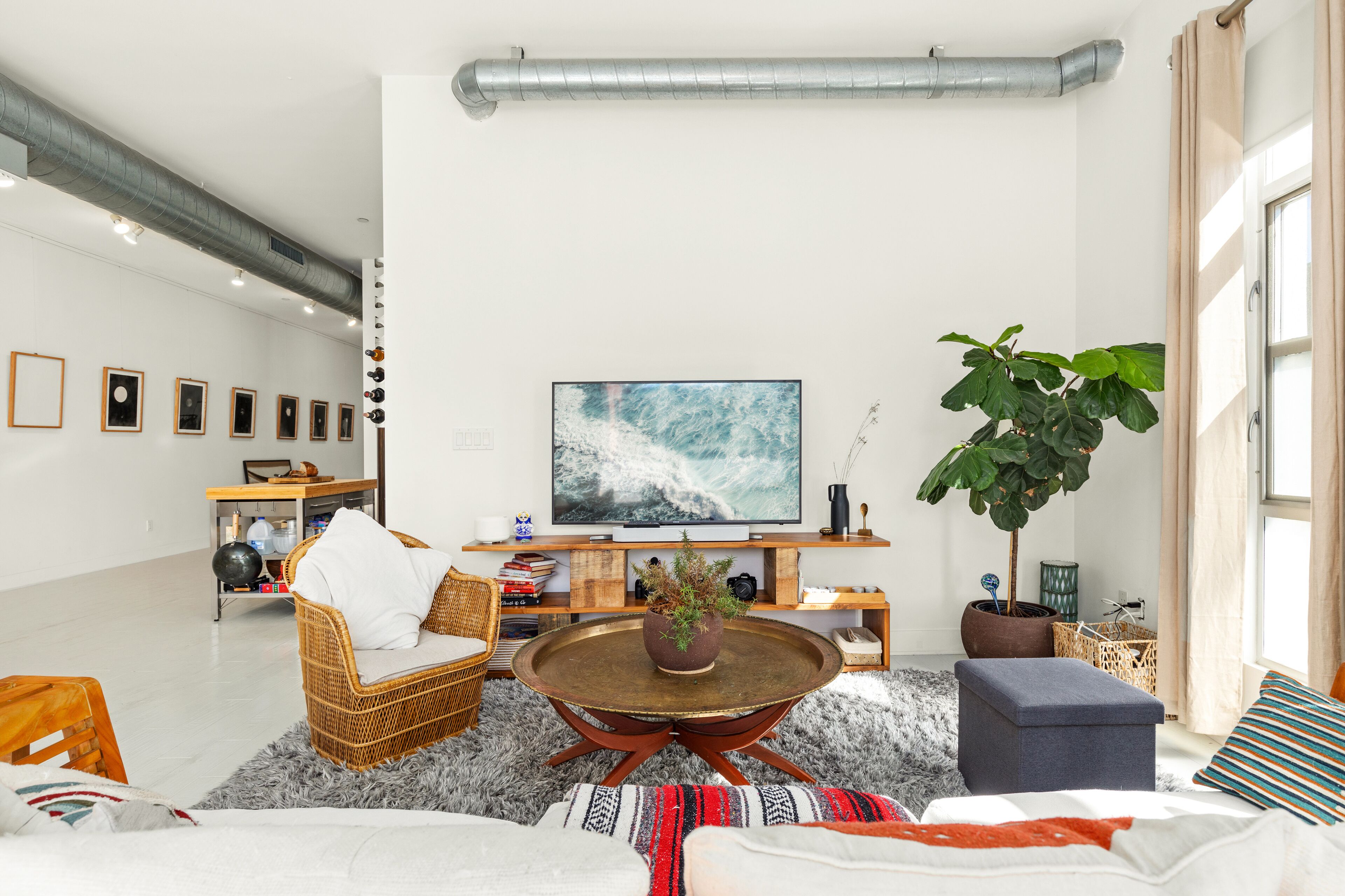 Large artist's loft, 2 blocks from beach
