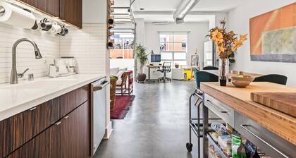 Large artist's loft, 2 blocks from beach