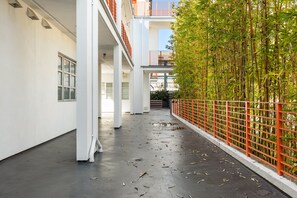 Property grounds - Large artist's loft, 2 blocks from beach (Santa Monica)