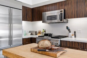 Fridge, microwave, oven, stovetop - Large artist's loft, 2 blocks from beach (Santa Monica)