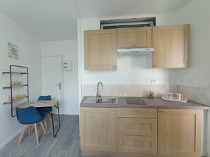 Kühlschrank, Mikrowelle, Herdplatte, Wasserkocher