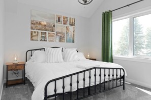 3 bedrooms, desk, iron/ironing board, WiFi - Modern Luxury Home - King Bed•Arcade•WEM•A/C (Edmonton)