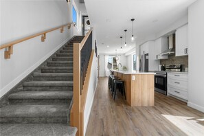 Kylskåp, diskmaskin, kaffe- och tebryggare och grytor/köksredskap