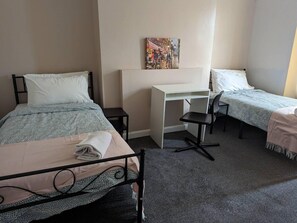 Ferienhaus, Mehrere Betten | 4 Schlafzimmer, Bügeleisen/Bügelbrett, kostenloses WLAN, Bettwäsche