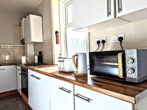 House, Multiple Beds | Private kitchen | Fridge, microwave, oven, stovetop - 3bed House, Private Drive for 2 Cars, Large Garden (Newcastle-upon-Tyne)