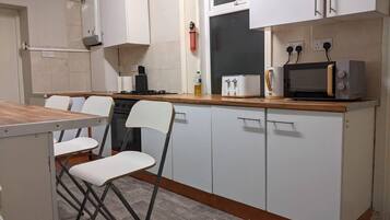 House, Multiple Beds | Private kitchen | Fridge, microwave, oven, stovetop