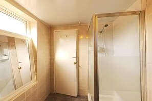 Ferienhaus, Mehrere Betten | Badezimmer