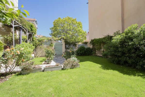 Property grounds - Bel appartement de 50M2 au rez de jardin de villa très ensolleillé très calme (Toulon)