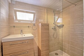 Shower, hair dryer, towels, soap - Bel appartement de 50M2 au rez de jardin de villa très ensolleillé très calme (Toulon)