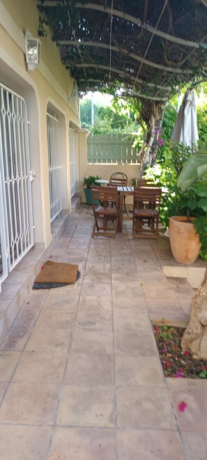 Outdoor dining - Bel appartement de 50M2 au rez de jardin de villa très ensolleillé très calme (Toulon)