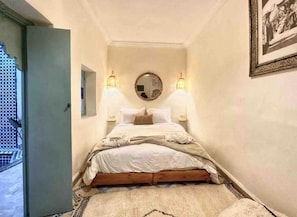 4 bedrooms, iron/ironing board, free WiFi, bed sheets