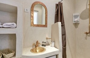 Sèche-cheveux, serviettes fournies, savon, shampoing