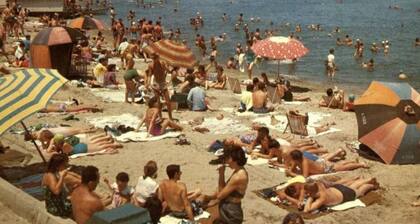 Belmont Shore 1 minute walk to the beach