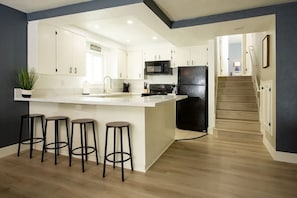 Refrigerador, microondas, horno y parrilla de estufa