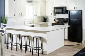 Refrigerador, microondas, horno y parrilla de estufa