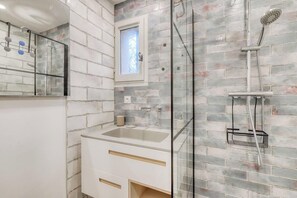 Shower, hair dryer, towels
