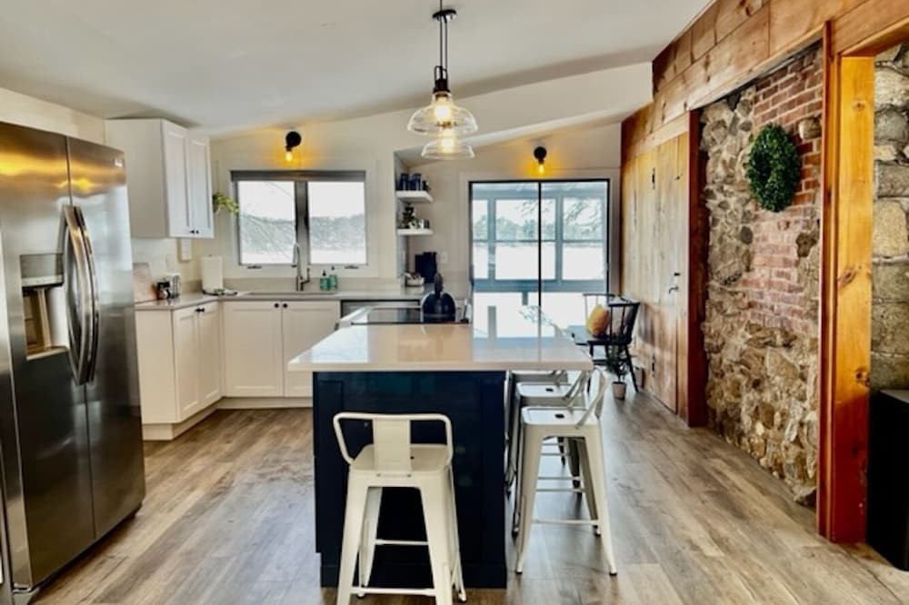 Summer Waterfront Getaway / Dock / New Kitchen