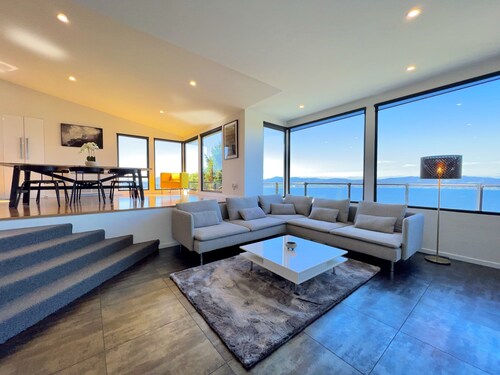 Luxury Property With River & City Views in Hobart