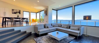 Luxury Property With River & City Views in Hobart