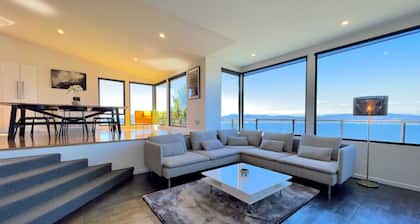 Luxury Property With River & City Views in Hobart