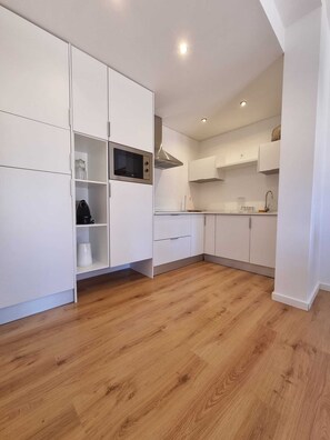 Geladeira, micro-ondas, cooktop, cafeteira/chaleira