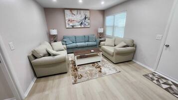 Een smart-tv, een open haard en boeken