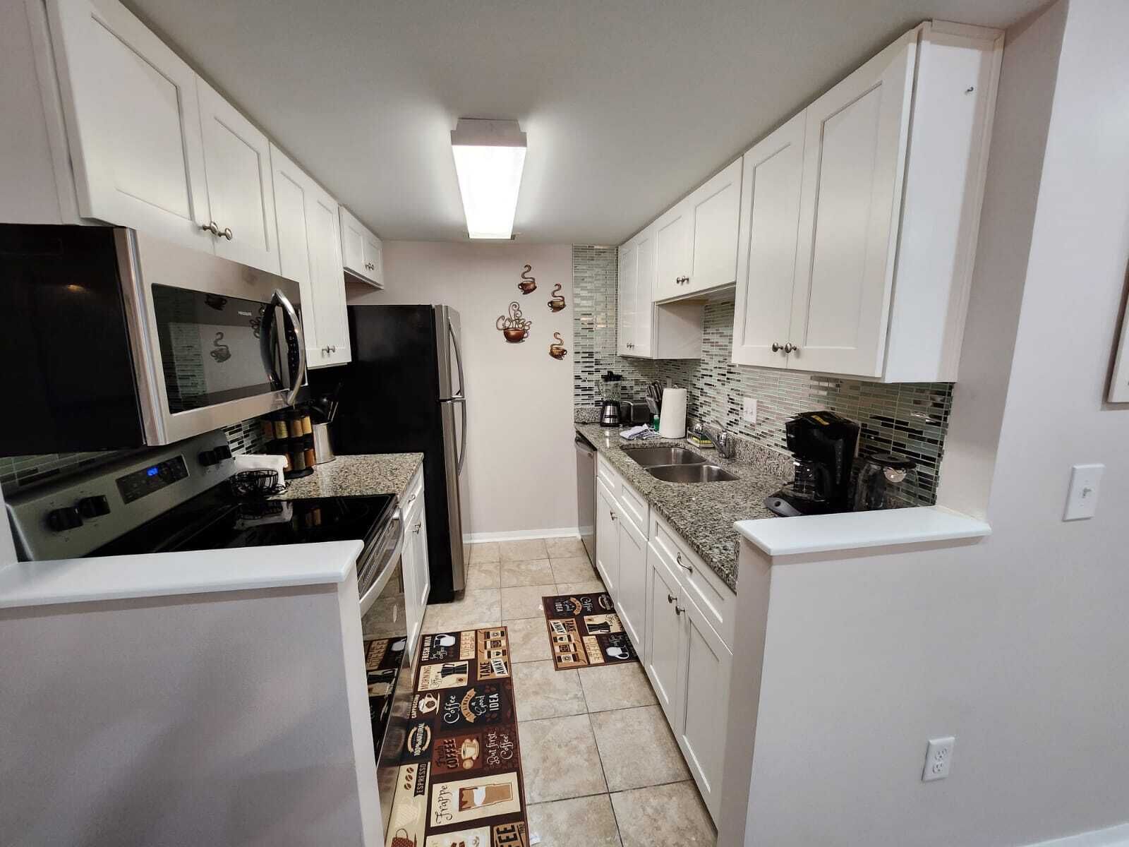 Een microgolfoven, een oven, een kookplaat, een vaatwasser