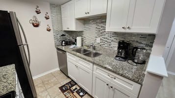 Mikrovågsugn, ugn, spishäll och diskmaskin