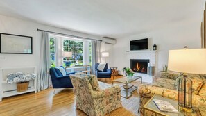Smart TV, chimenea y estéreo 
