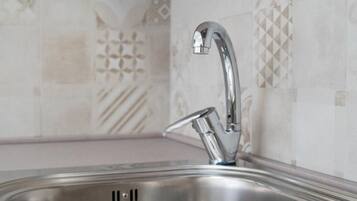 Kühlschrank, Ofen, Herdplatte, Wasserkocher mit Kaffee-/Teezubehör