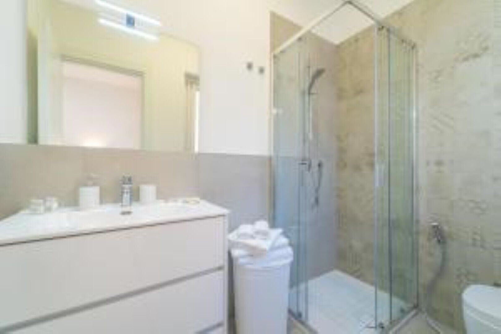 Haartrockner, Handtücher, Seife, Shampoo