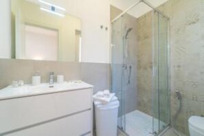 Haartrockner, Handtücher, Seife, Shampoo