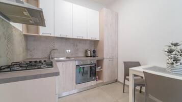 Kühlschrank, Ofen, Herdplatte, Wasserkocher mit Kaffee-/Teezubehör