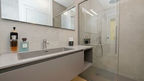 Bathtub, free toiletries, hair dryer, towels - DesenzanoLoft - The Lake Giant (Desenzano del Garda)