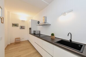 Een koelkast, een microgolfoven, een oven, een vaatwasser