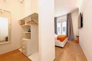 4 bedrooms, iron/ironing board, free WiFi, bed sheets