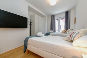 3 slaapkamers, een strijkplank/strijkijzer, gratis wifi, beddengoed