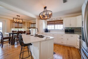 Fridge, microwave, oven, stovetop - Nash Shell Beach Cottage, Sleeps 8. Walk to the beach, Pets considered. (Panama City)