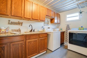 Fridge, microwave, oven, stovetop - Nash Shell Beach Cottage, Sleeps 8. Walk to the beach, Pets considered. (Panama City)