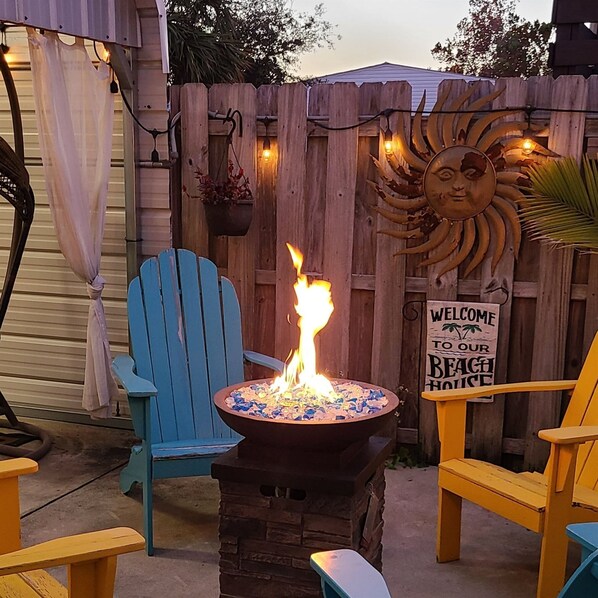 Terrace/patio - Nash Shell Beach Cottage, Sleeps 8. Walk to the beach, Pets considered. (Panama City)