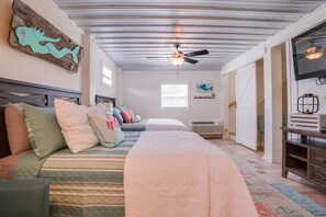 3 bedrooms, desk, iron/ironing board, free WiFi - Nash Shell Beach Cottage, Sleeps 8. Walk to the beach, Pets considered. (Panama City)