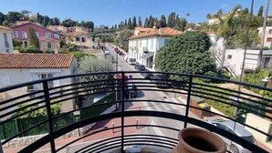 A balcony with a view of a street and buildings. - Bright Appartment, perfect location (Saint-Jean-Cap-Ferrat)