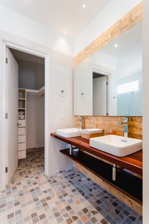 Apartamento Deluxe | Baño | Bañera y ducha independientes y cabezal de ducha tipo lluvia