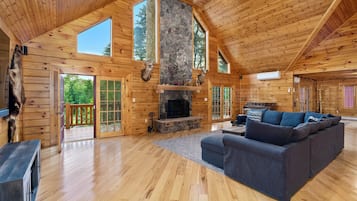 Smart TV, chimenea, futbolito y tenis de mesa