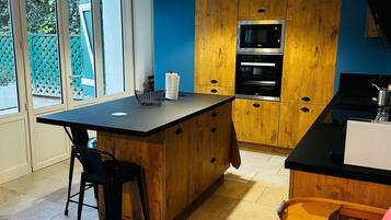 Coffee/tea maker, fridge, microwave, oven