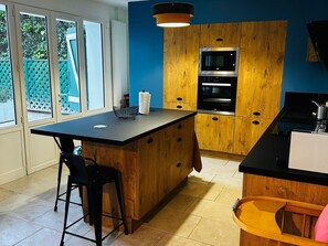 Kühlschrank, Mikrowelle, Ofen, Geschirrspüler