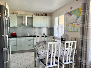 Fridge, microwave, oven, dishwasher - 2 room apartment with sea view (Cannes)